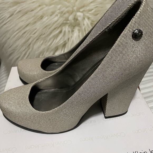 Silver - Picture 2 of 3